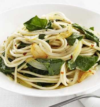 Спагетти с чесноком и капустой кале