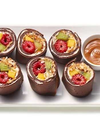 Рулетики из шоколадных крепов с фруктовой начинкой