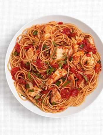 Спагетти с тилапией в остром томатном соусе