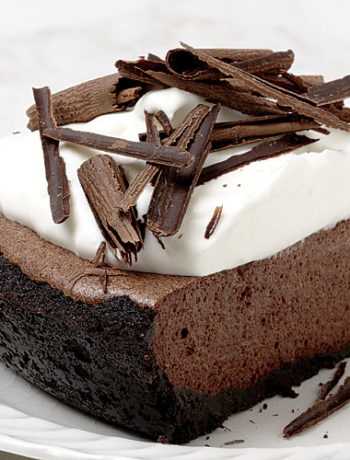 Шоколадный пирог с взбитыми сливками