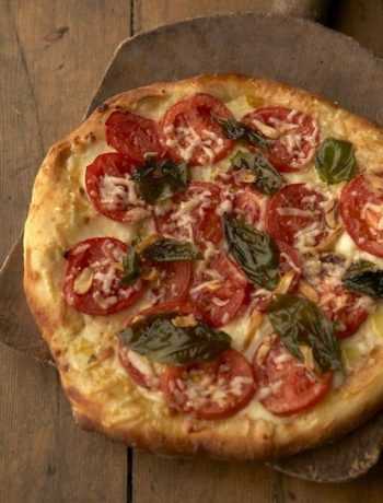 Пицца с томатами и базиликом