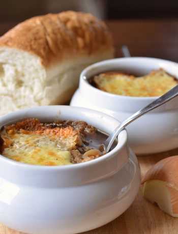 Луковый суп с сырными крутонами в горшочках по-ирландски