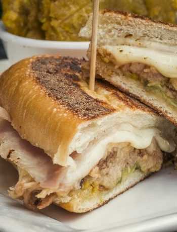 Кубинские сэндвичи с сыром проволоне и свининой