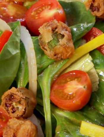 Садовый салат с крутонами из жареной бамии