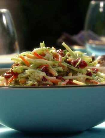Капустный салат из брокколи с соусом раита