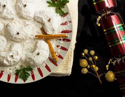 Греческое песочное печенье (Курабье) с грецкими орехами