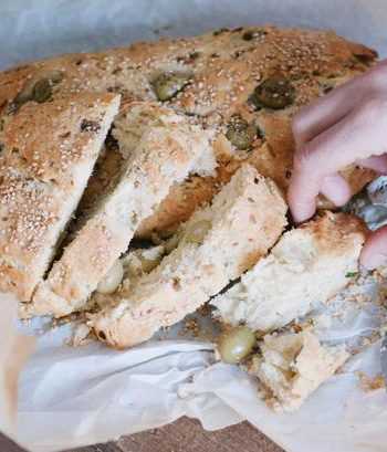 Бездрожжевой хлеб «Елиопита» с луком и оливками