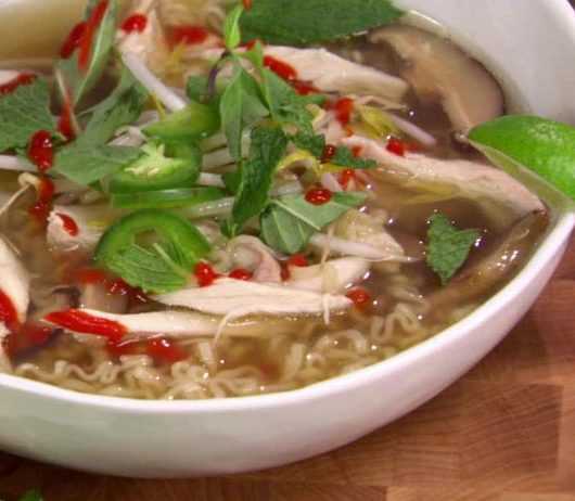 Вьетнамский суп Фо Га (суп-лапша с курицей)