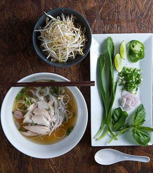 Фо га (Вьетнамский суп с рисовой лапшой и курицей)