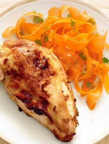 Курица по-тайски с салатом из моркови и имбиря