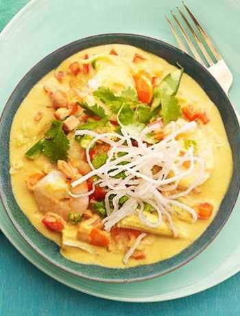 Желтое карри с креветками и овощами по-тайски