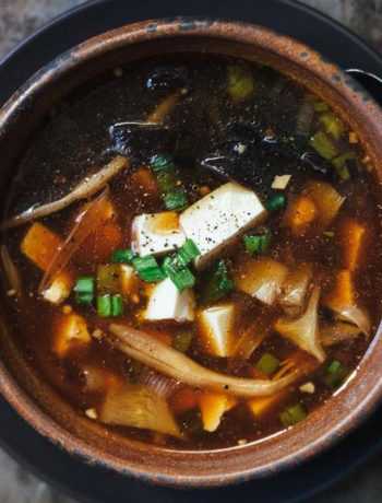 Мисо-суп с тофу и грибами муэр