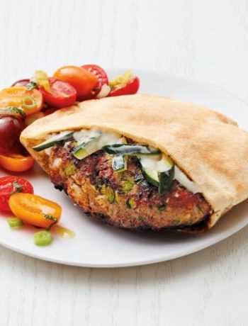 Греческий гамбургер с индейкой и салатом из помидоров