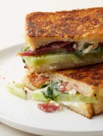 Горячий сэндвич с овощным физалисом