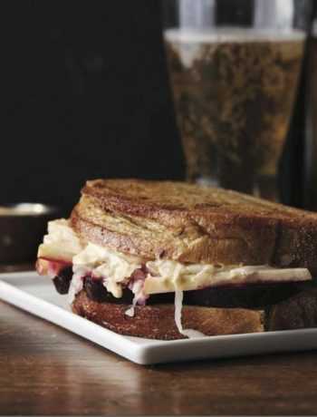 Сэндвич «Рубен» с квашенной капустой и свеклой