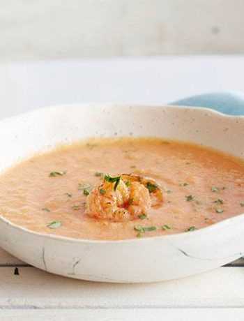 Суп из печеных томатов с кисло-сладкими креветками