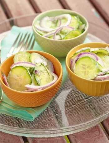 Огуречный салат со сметаной и лабне