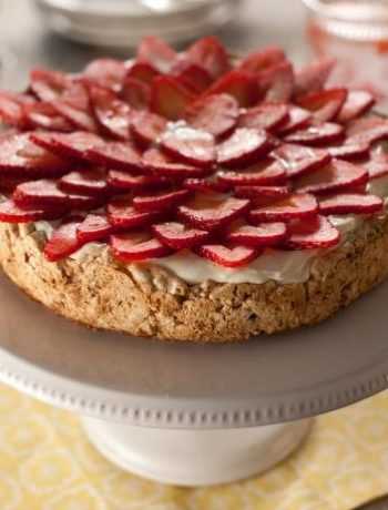 Торт-безе из печенья с творожным кремом и клубникой (Мостачон)