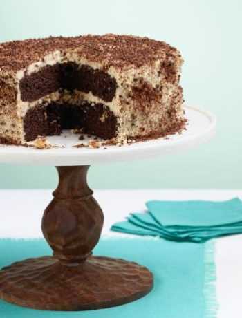 Шоколадный торт с творожным кремом и орехами в карамели