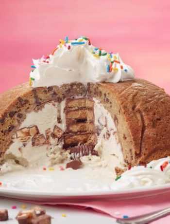 Торт-бомба из печенья с шоколадной крошкой и мороженого