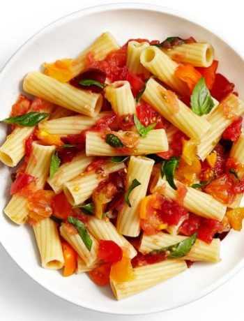 Итальянская паста с базиликом и соусом из протёртых помидоров