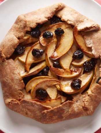 Деревенский пирог-галета с яблоками и сушёной вишней