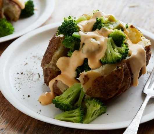 Печёный картофель с брокколи и чеддером в мультиварке
