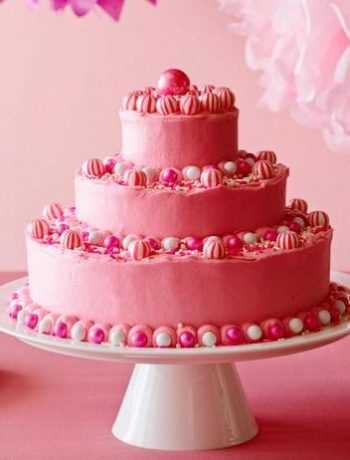 Именинный торт с ярко-розовой масляной глазурью