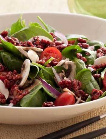 Суперполезный салат из шпината с грецкими орехами в гранатовой глазури