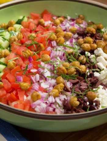 Греческий салат с кремовой пастой орзо и хрустящим нутом