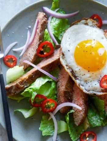 Салат со стейком и яйцом (палеодиета)