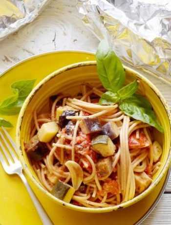 Полезные спагетти с летними овощами в фольге на гриле