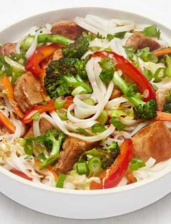 Рисовая лапша со свининой и овощами в имбирном соусе