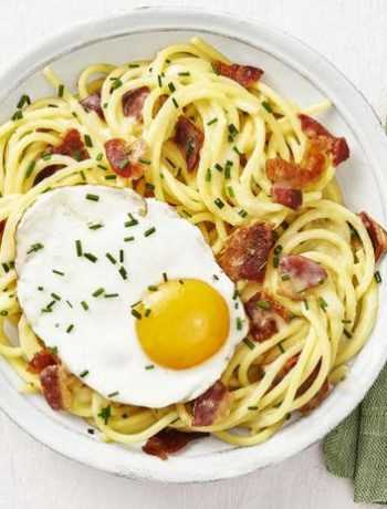 Спагетти с беконом и яичницей