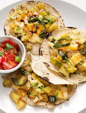 Мексиканские такос с яичницей и картофелем