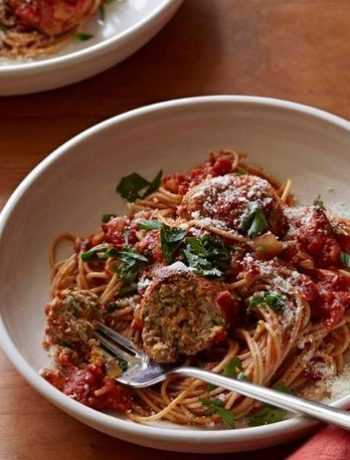 Митболы из индейки в быстром остром томатном соусе с цельнозерновыми спагетти