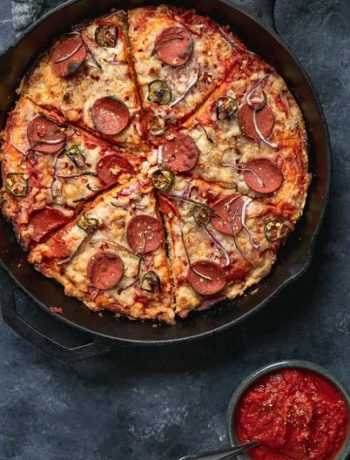 Пицца «Пепперони» в чугунной сковороде