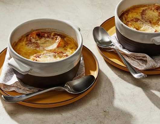 Французский луковый суп с белыми грибами