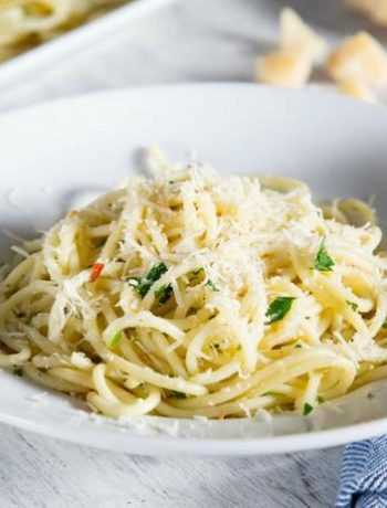 Спагетти «Алио и олио» (с оливковым маслом и чесноком)