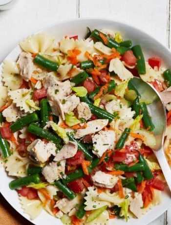 Летний салат с тунцом и макаронами