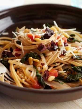 Цельнозерновые спагетти с мангольдом и сыром пекорино