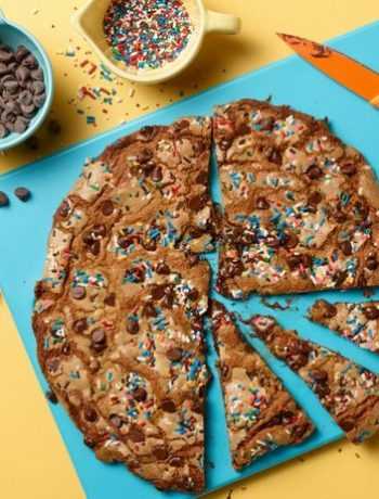 Под силу детям: Гигантское печенье с кусочками шоколада и разноцветной посыпкой