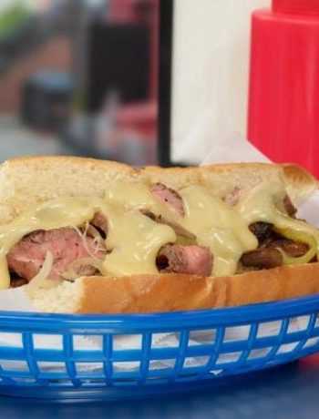 Изысканный сэндвич «Чизстейк» по-филадельфийски