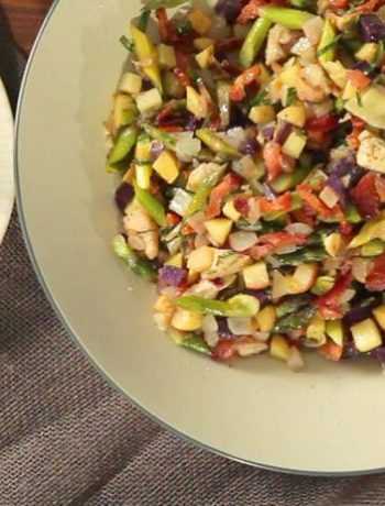 Тёплый салат из печёных овощей в винегретной заправке с беконом