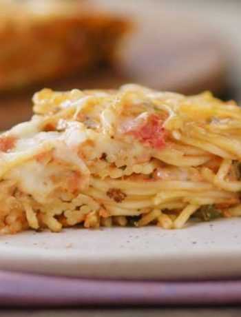 Пирог из спагетти в томатном соусе с базиликом