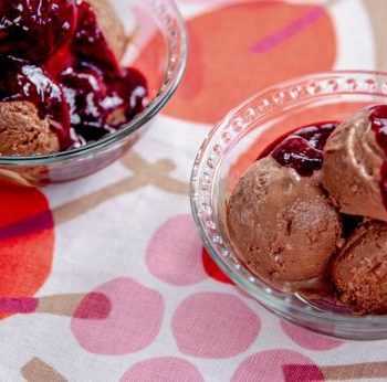 Шоколадное мороженое из тофу с ягодным соусом и взбитыми кокосовыми сливками