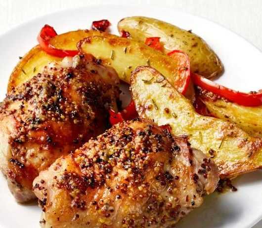 Куриные бёдра в горчичном соусе и картошка с розмарином в духовке