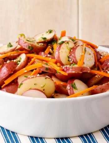 Картофельный салат с морковью и кунжутом