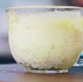 Сырный хашбраун с беконом и яичницей в кружке