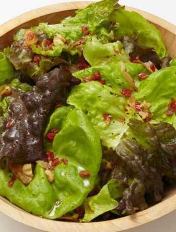 Зелёный салат в винегретной заправке с грецкими орехами